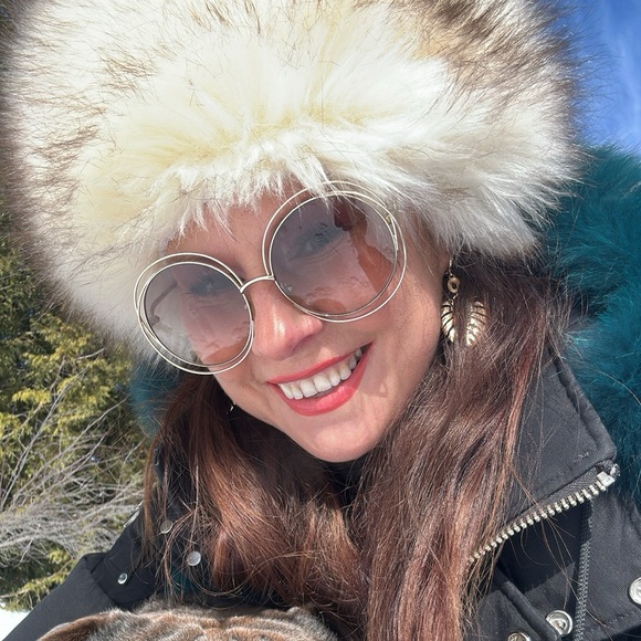 Meet your Posher, Sylvia - Picture 2 of 2